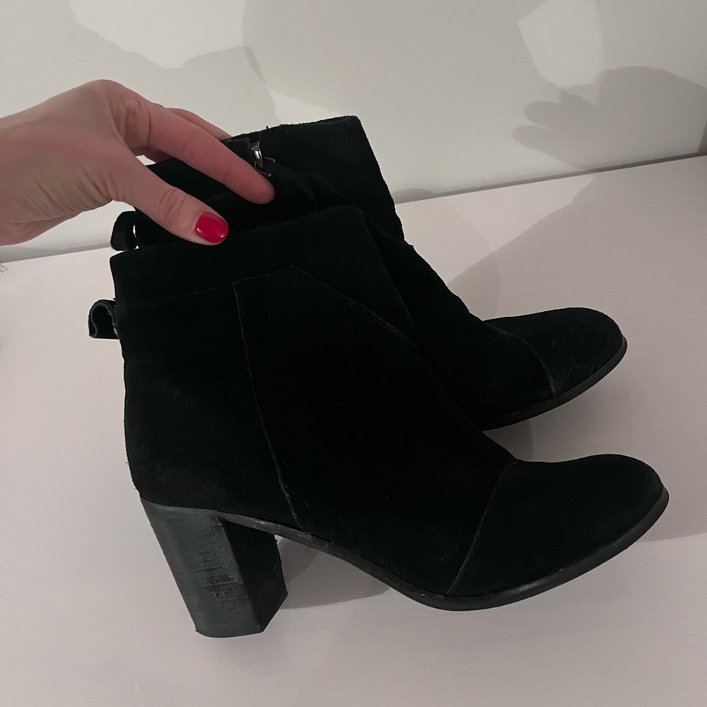 Tom’s black booties